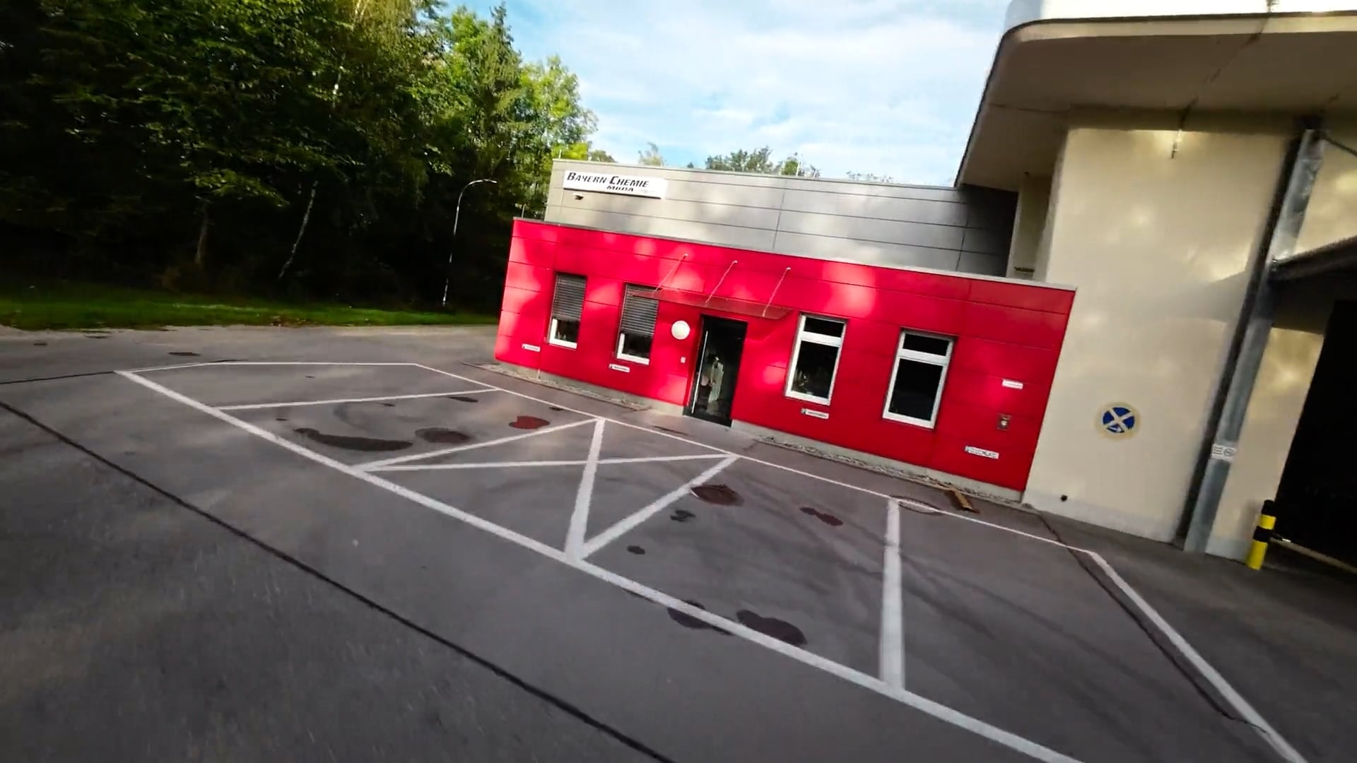 Drohnenaufnahmen & FPV – Flug über Standort eines Industrieunternehmens